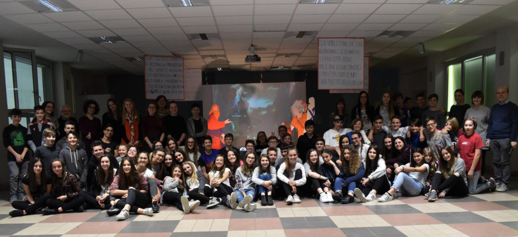 Fotografia di gruppo con tutti i ragazzi di terza media della Scuola Cerioli di Orzinuovi e le studentesse dell'Hdemia SantaGiulia