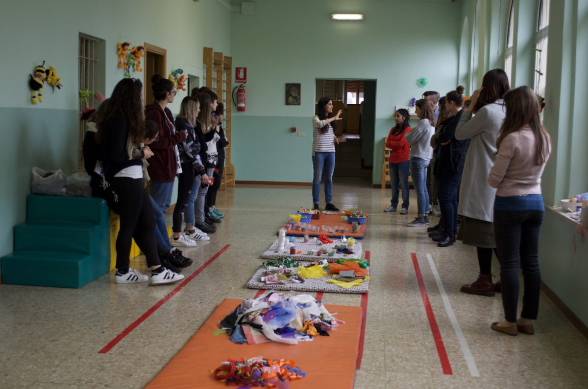 Anna Ramera, con gli studenti di Pedagogia e Didattica dell'Arte II del Prof. Vigo, coordina il gruppo di lavoro