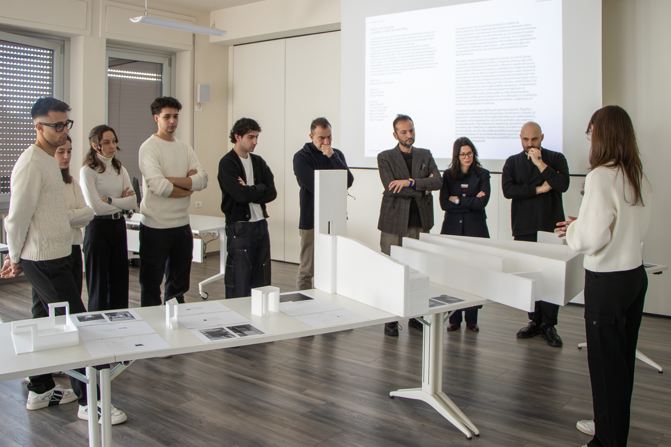 Una studentessa presenta il suo progetto esposto alla mostra Ritual of Passage all'Accademia SantaGiulia